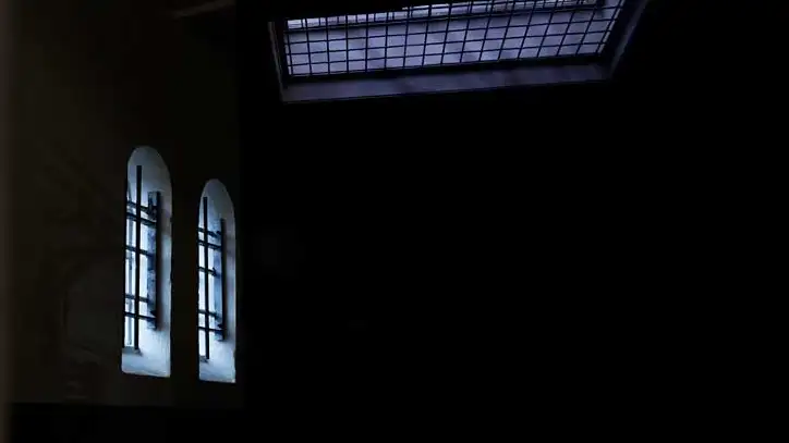 Mørkt værelse lys igennem vinduer med træmmer